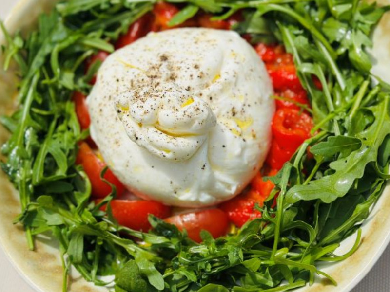 Салат з бурратою, печеним перцем та руколою