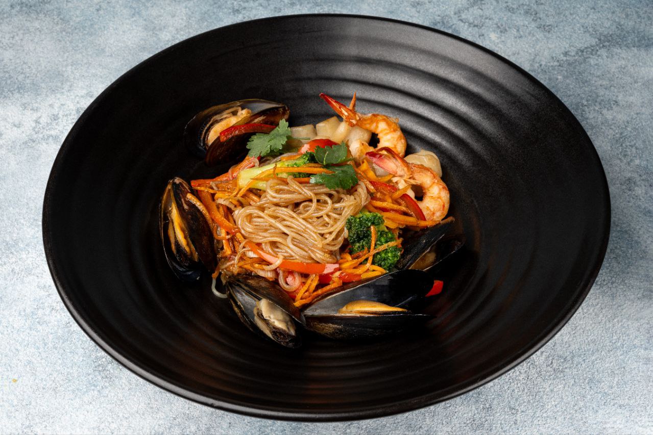 Рисова локшина з морепродуктами в пікантному соусі