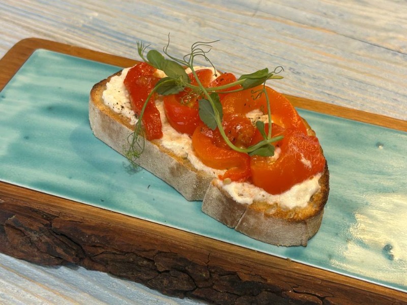 Брускета з печеним перцем