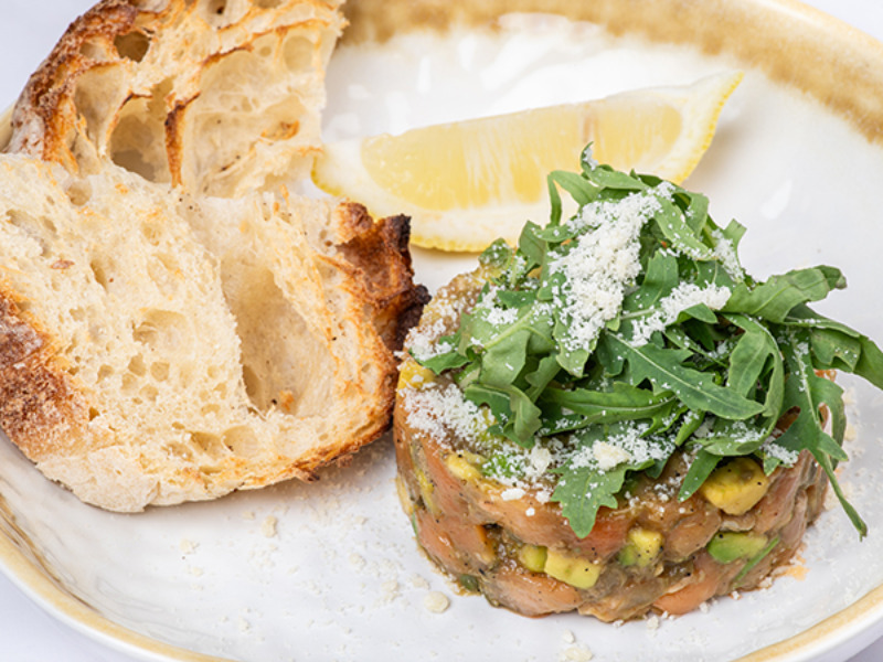 Тартар із лососем, авокадо та каперсами