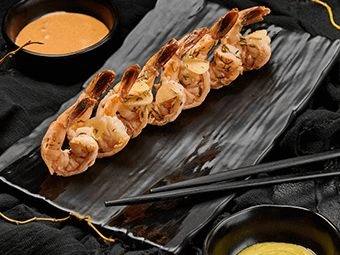 Пряні смажені креветки з соусом авокадо та Кім Чі