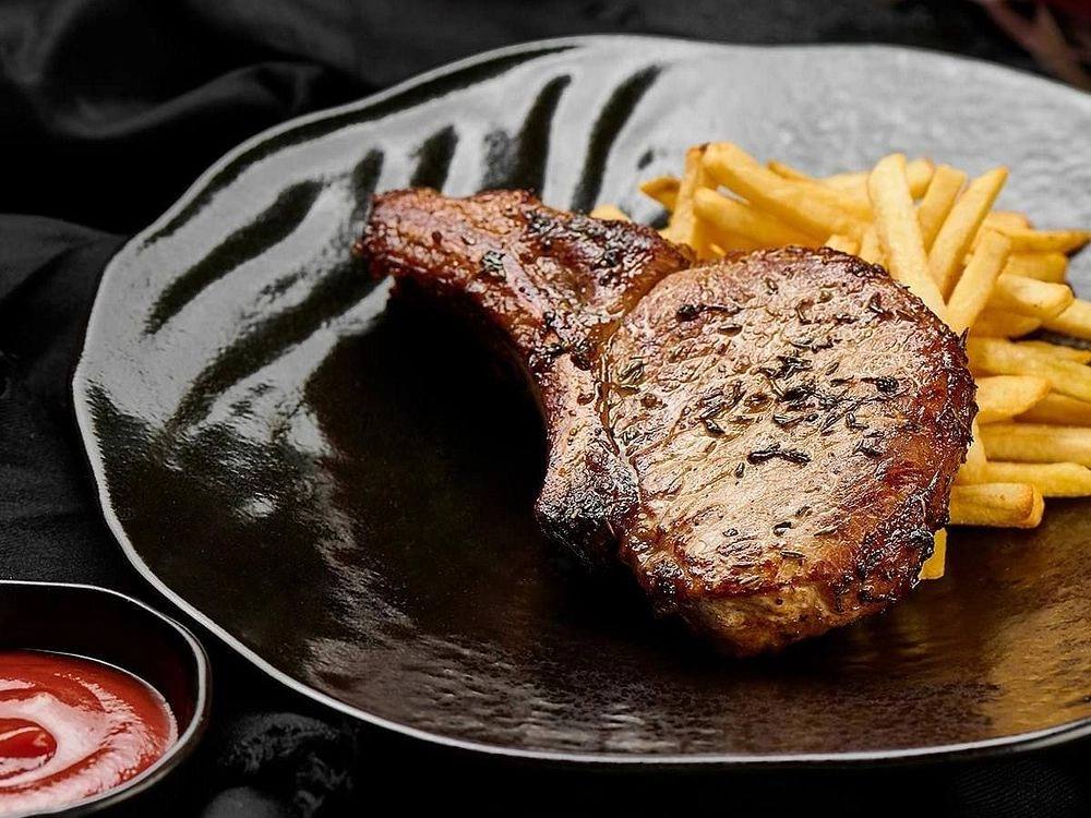 Свинина на кістці з картоплею фрі