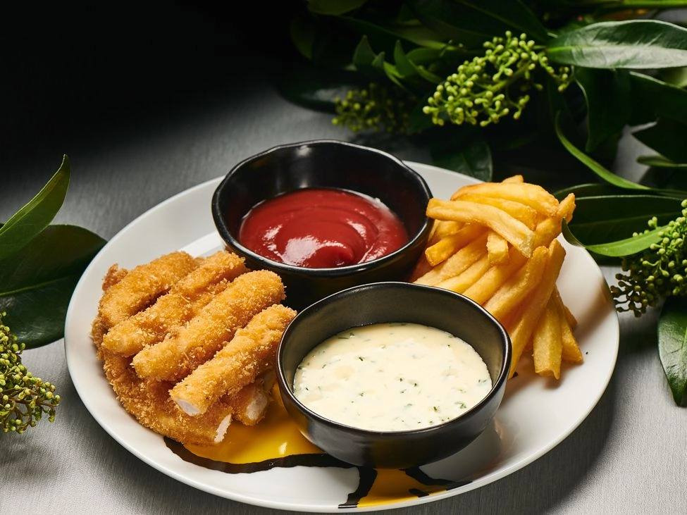 Картопля фрі з курячими нагетсами