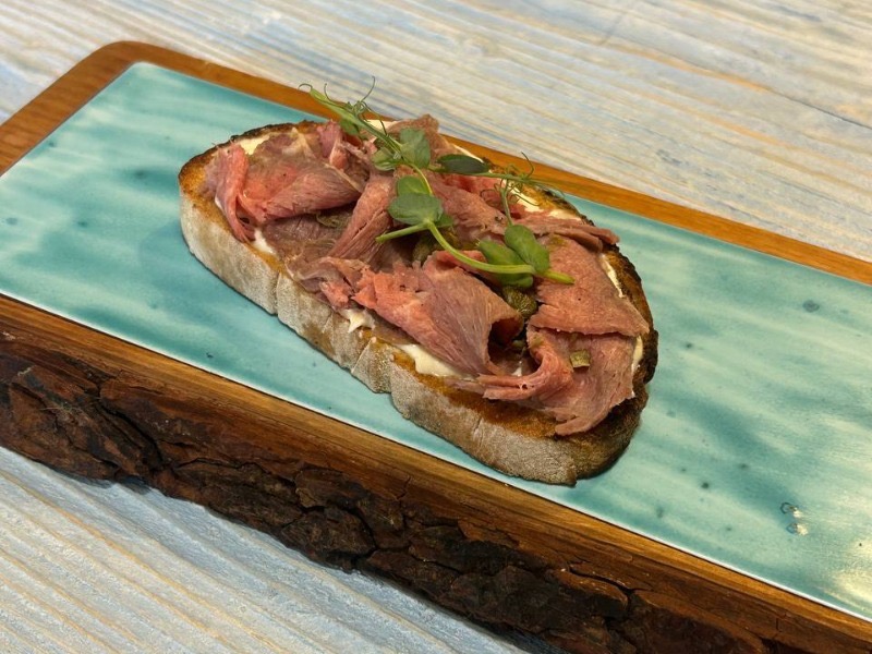 Брускета з ростбіфом