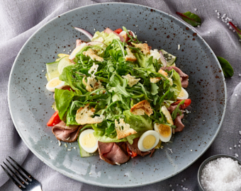 Фірмовий салат із ростбіфом