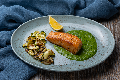 Лосось із шпинатним соусом та цукіні