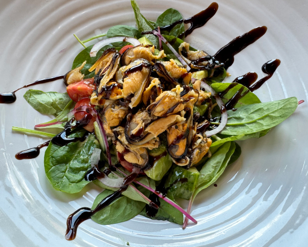 Салат з мідіями, авокадо та міксом салату