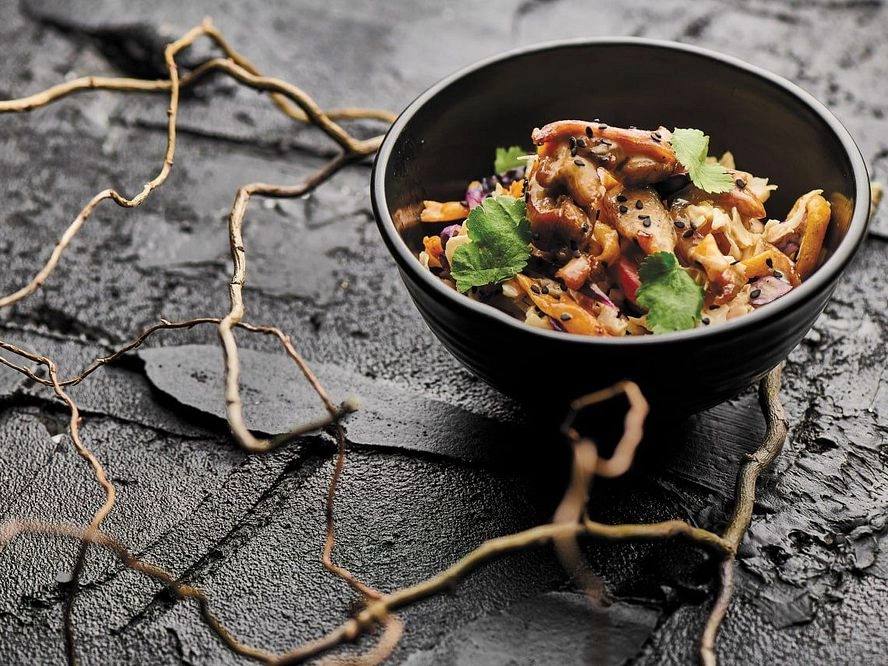 Салат овочевий з теріякі куркою та хрусткою  локшиною