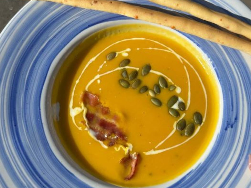 Гарбузовий крем-суп з беконом та  грісіні