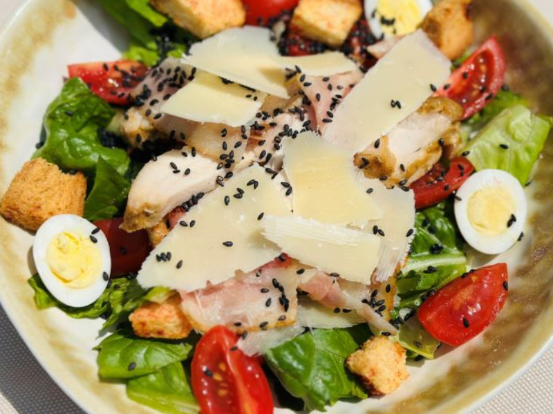 Цезар з курячим філе та беконом