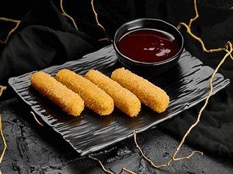 Смажені скибочки сиру з журавлиним соусом