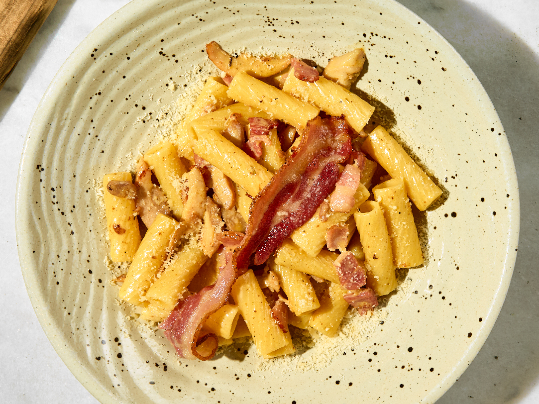 Запечена паста з сирним соусом, беконом та курятиною