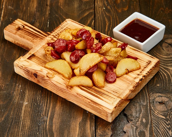2Х Запечена картопля з мисливськими ковбасками та соусом BBQ