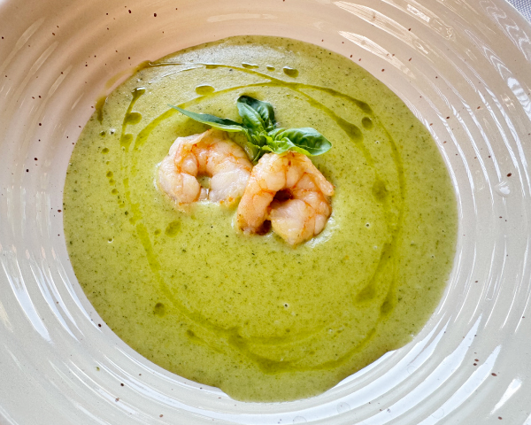 Шпинатний крем-суп з креветками та вершками