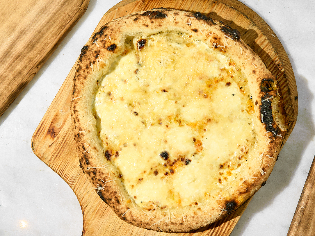 Піца Буффаліно з сирами із власної сироварні