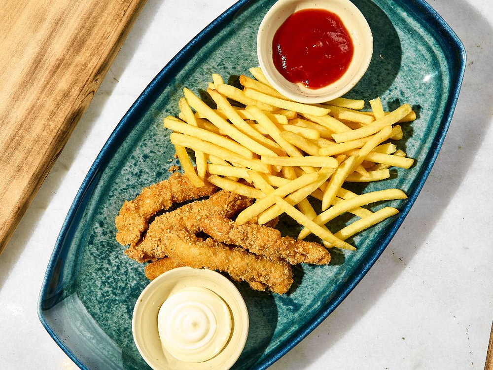 Курячі нагетси з картоплею фрі