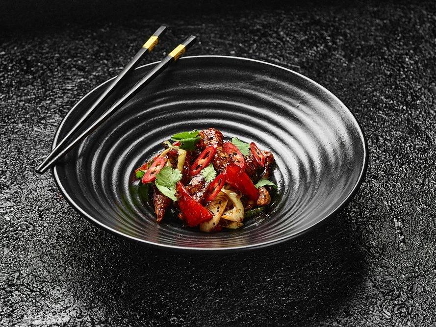 Свинина wok з овочами в соусі пепер