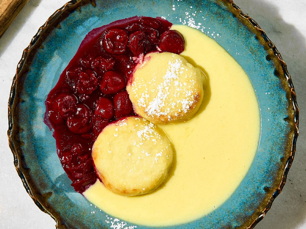 Сирники із рікоти з заварним кремом та вишнями