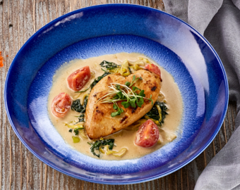 Куряче філе гриль зі шпинатом та томатами чері