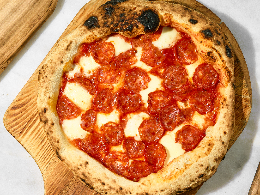 Піца з пікантною салямі, моцарелою та базиліком