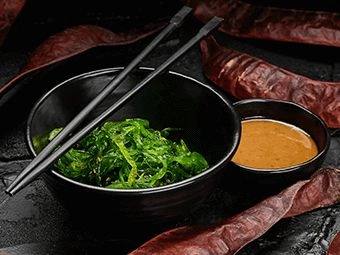 Салат із морських водоростей з горіховим соусом