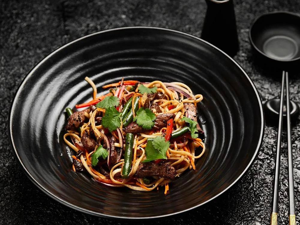 Смажена локшина Удон з телятиною та соусом Удон Біф