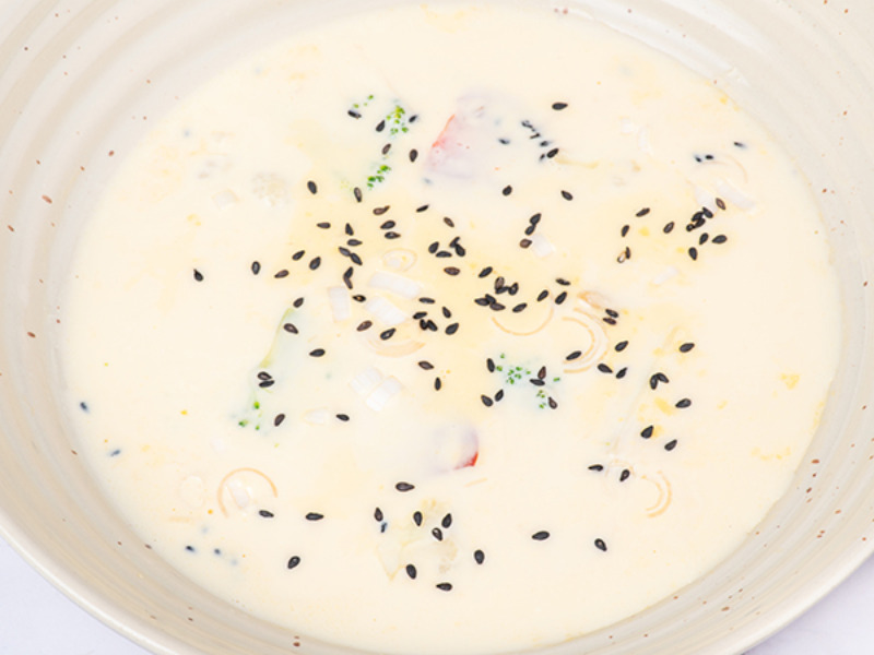 Ніжний сирний суп з курячим філе та зеленню