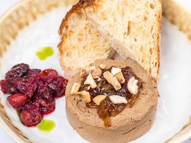 Ніжний курячий паштет з вишнею, карамелізованою цибулею та хрусткою чіабатою