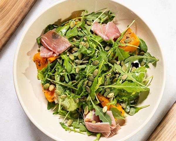 Теплий салат з прошутто та сиром страчатела