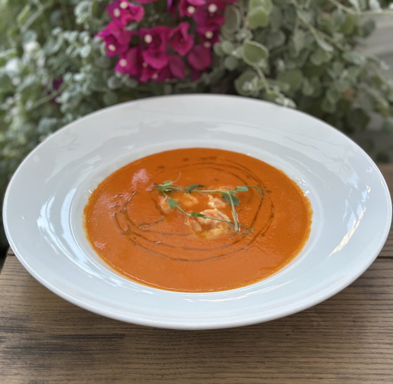 Томатний крем-суп з креветками гриль