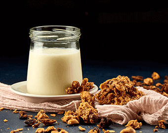 Йогурт домашній з гранолою