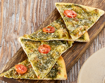 Фокачча з соусом песто, пармезаном та томатами чері