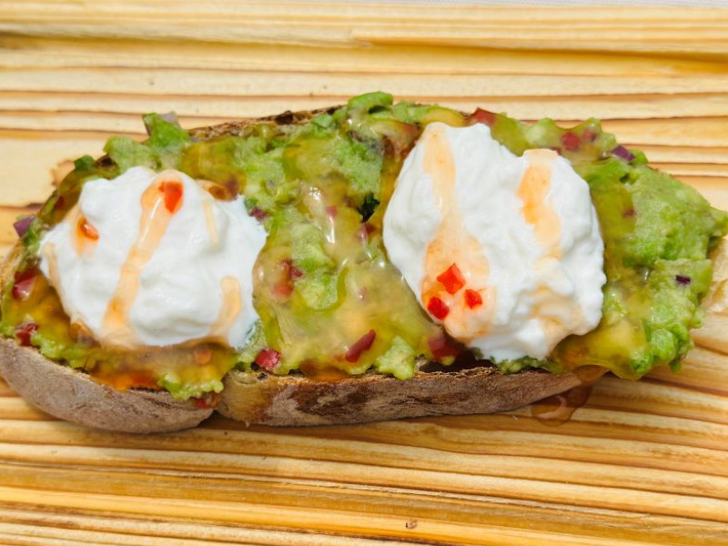 Брускета з авокадо, страчателою та пікатним соусом