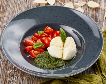 Капрезе з домашнім песто