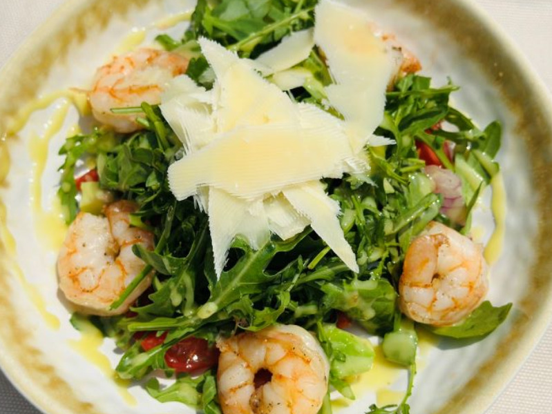 Салат з креветками, руколою та авокадо