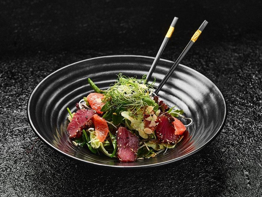 Салат з маринованим тунцем та філе грейпфрута