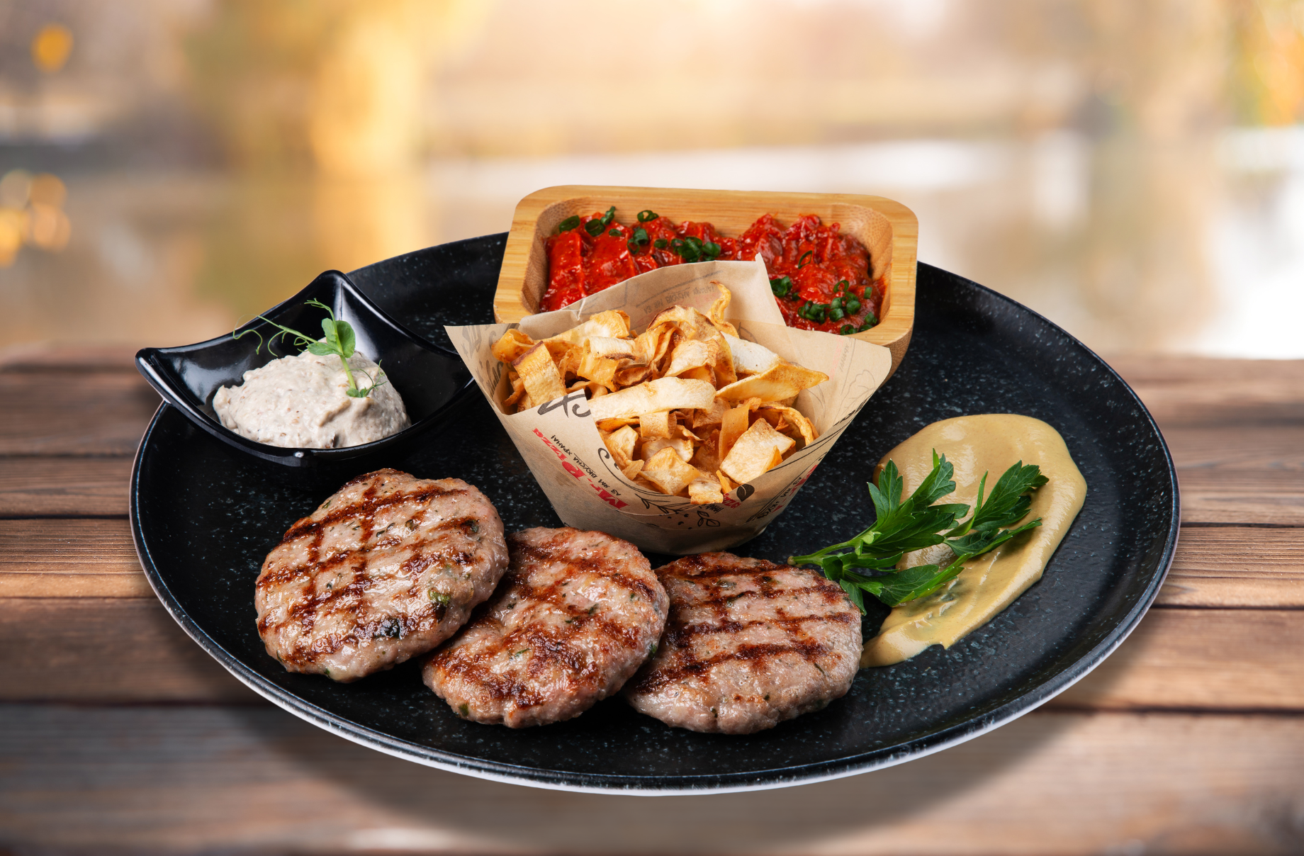 Ретро кюфтенца на BBQ, гарнирани с лютеница с праз, хрупкава слама от целина и мус от патладжан