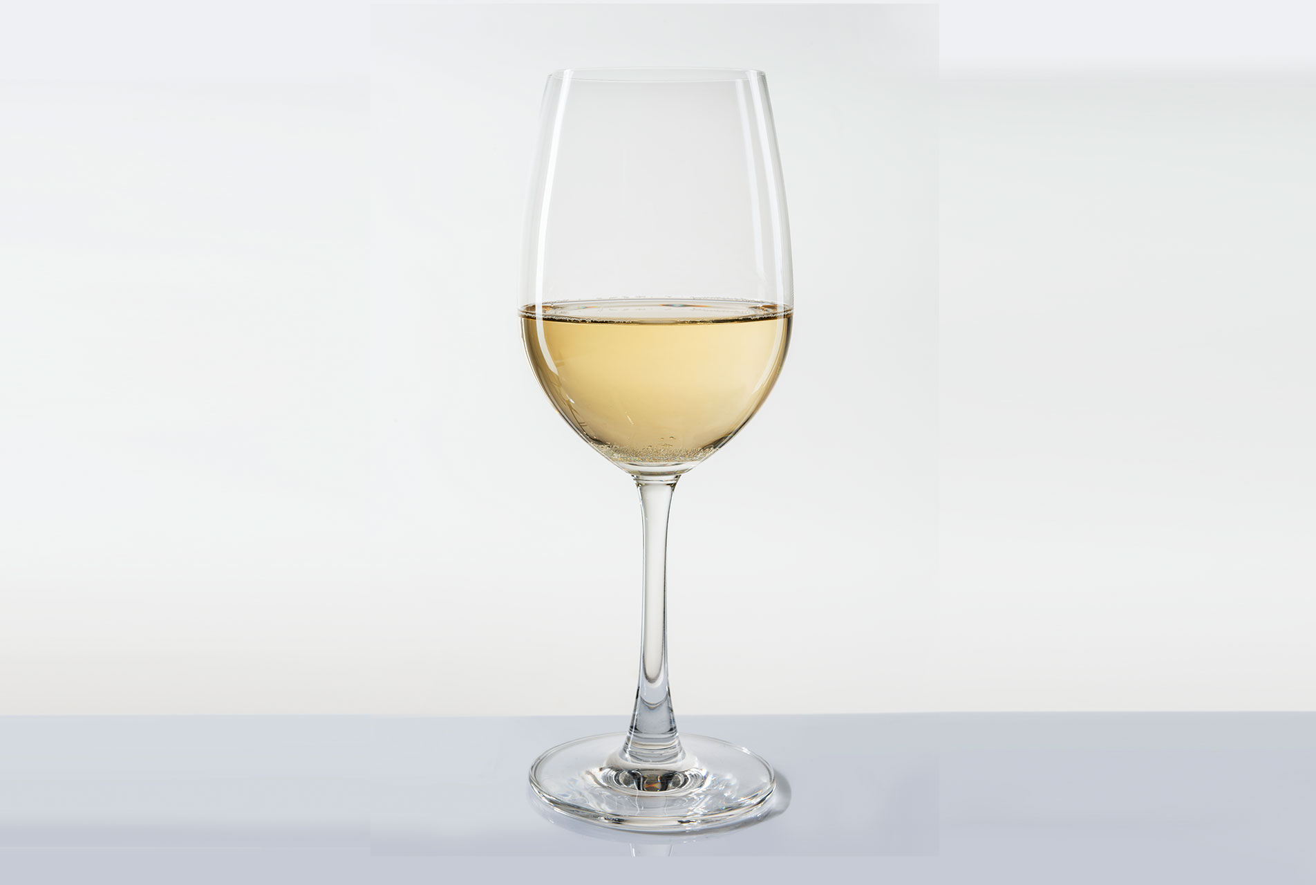 Vin Alb La Pahar