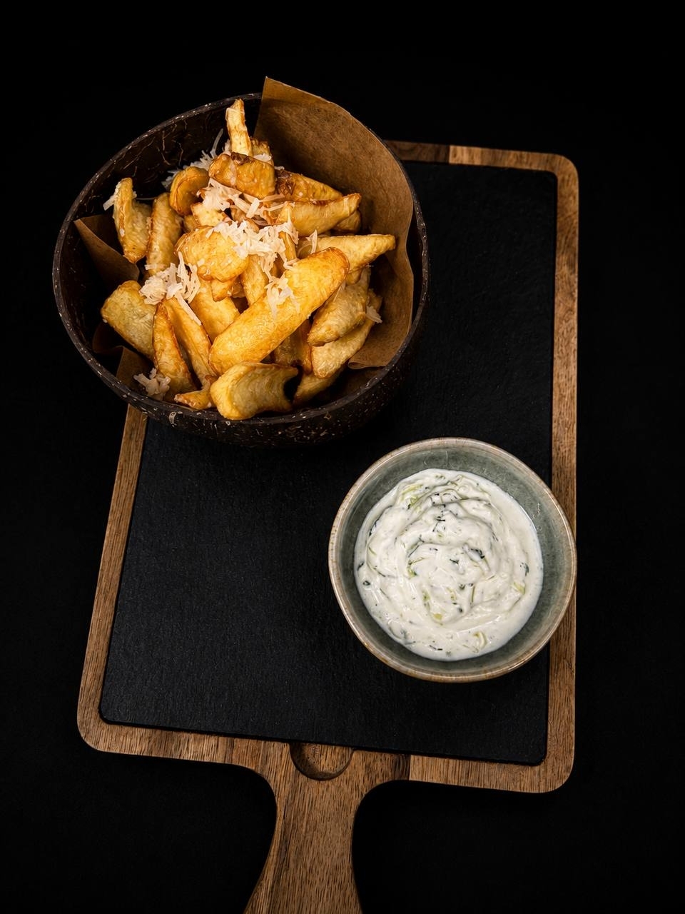 Cartofi Dippers Cu Parmezan,Usturoi Si Sos Tzatziki